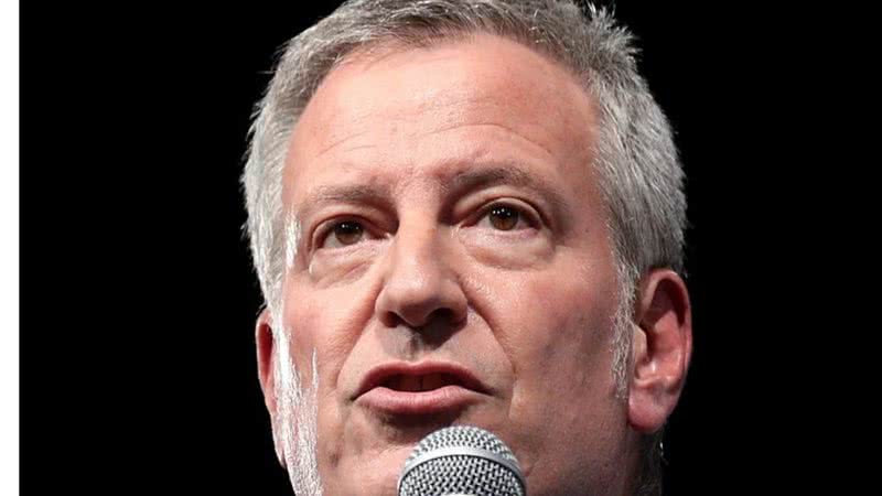 Prefeito Bill de Blasio falando em um evento em Iowa - Wikimedia Commons