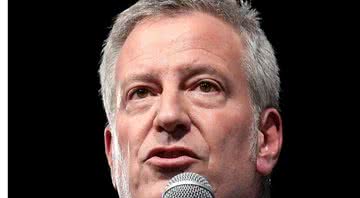 Prefeito Bill de Blasio falando em um evento em Iowa - Wikimedia Commons