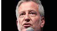 Prefeito Bill de Blasio falando em um evento em Iowa - Wikimedia Commons