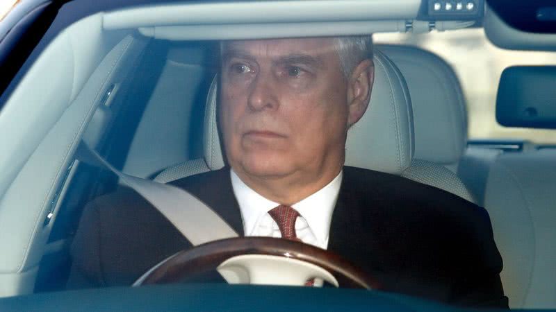 Príncipe Andrew saindo de carro do Palácio de Buckingham - Getty Images