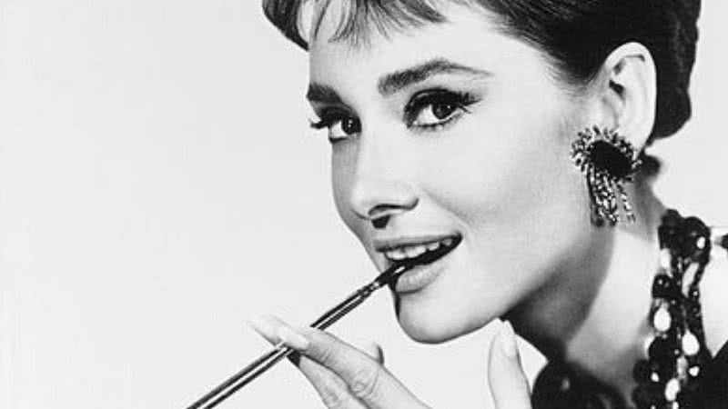 Atriz Audrey Hepburn, no papel de Holly Golightly em Bonequinha de Luxo - Wikimedia Commons