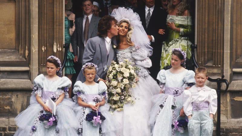 Bill Wyman e Mandy Smith na escadaria da igreja onde o casamento foi realizado - Getty Images