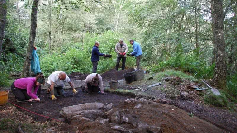 Escavadores voluntários na reserva florestal onde se localiza o forte picto - Divulgação / Perth and Kinross Heritage Trust