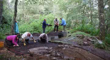 Escavadores voluntários na reserva florestal onde se localiza o forte picto - Divulgação / Perth and Kinross Heritage Trust