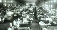 Hospital nos Estados Unidos lotado de vítimas da gripe espanhola, em 1918 - Domínio Público via Wikimedia Commons