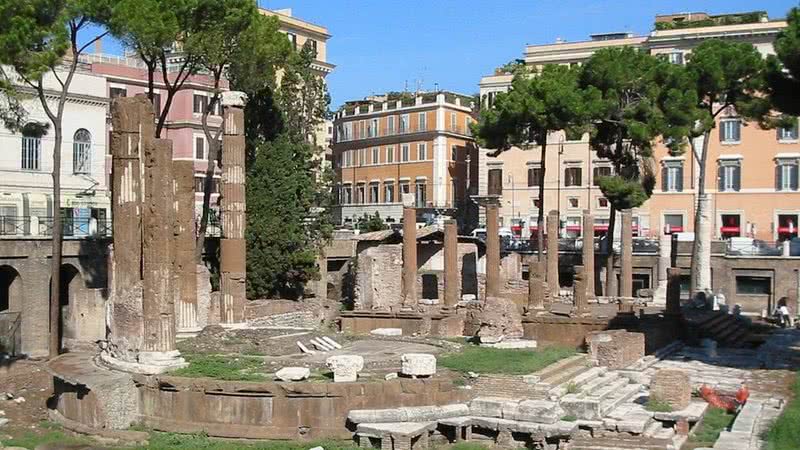 As ruínas do Largo di Torre Argentina - Wikimedia Commons