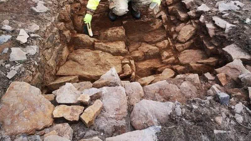 Um dos montes de pedra encontrados no País de Gales - Divulgação/Sociedade Arqueológica de Aberystruth