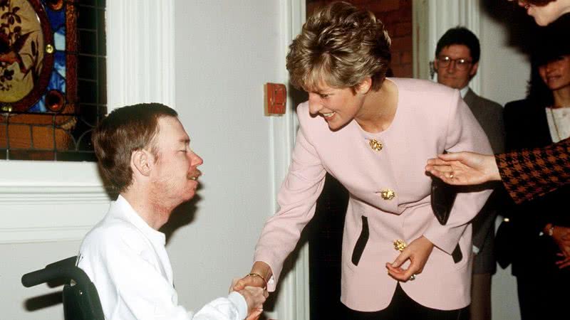 Princesa Diana com um paciente portador de HIV, no Canadá - Getty Images