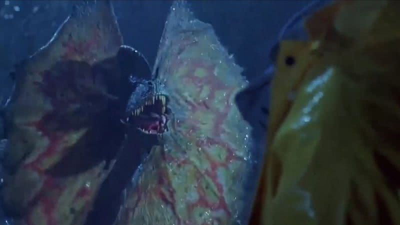 Dilophosaurus em icônica cena do filme Jurassic Park (1993) - Divulgação - Amblin Entertainment