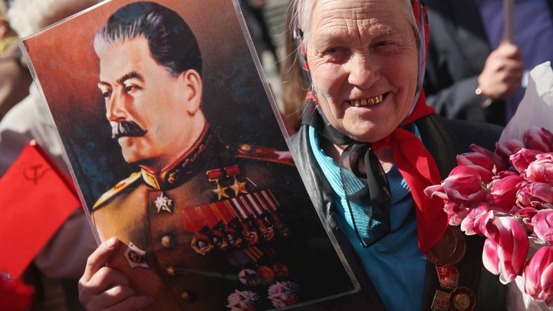 Mulher com foto de Josef Stalin - Getty Images