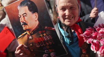 Mulher com foto de Josef Stalin - Getty Images