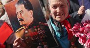 Mulher com foto de Josef Stalin - Getty Images