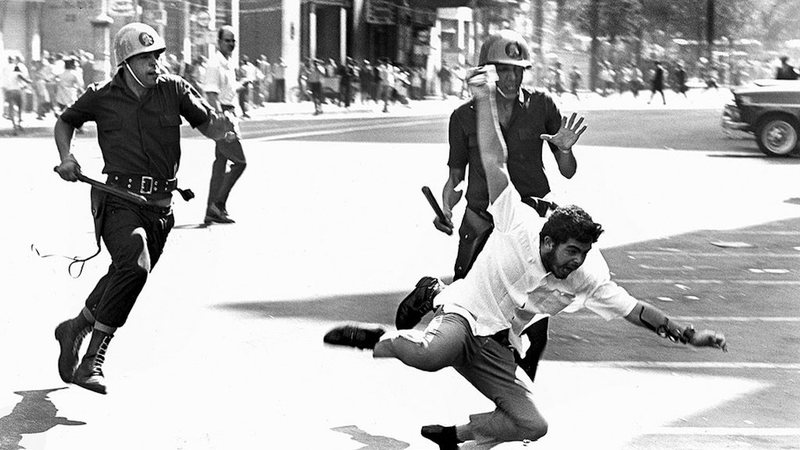 Manifestação contra a ditadura no Rio de Janeiro, em 1968 - Memorial da Democracia