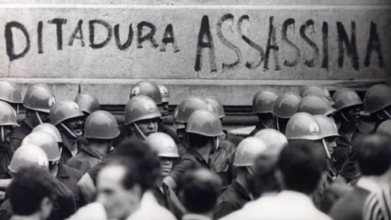 Manifestação contra a ditadura militar no Brasil - Domínio Público