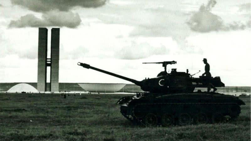 Tanque circulando em Brasília durante a ditadura - Arquivo Nacional