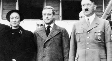 Wallis Simpson e Edward VIII com Adolf Hitler durante sua viagem a Alemanha - Wikimedia Commons