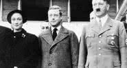 Wallis Simpson e Edward VIII com Adolf Hitler durante sua viagem a Alemanha - Wikimedia Commons