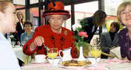 Elizabeth II durante um chá da tarde após uma visita ao Manchester Royal Infirmary em 1999 - Getty Images