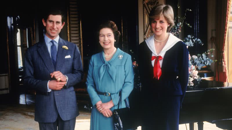 Príncipe Charles, Rainha Elizabeth II e princesa Diana no Palácio de Buckingham em 1981 - Getty Images