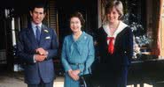 Príncipe Charles, Rainha Elizabeth II e princesa Diana no Palácio de Buckingham em 1981 - Getty Images