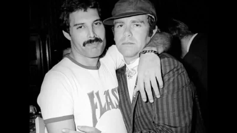 Elton e Freddie abraçados em fotografia - Divulgação