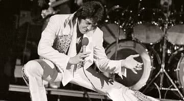 Elvis durante show em 1977 - Getty Images