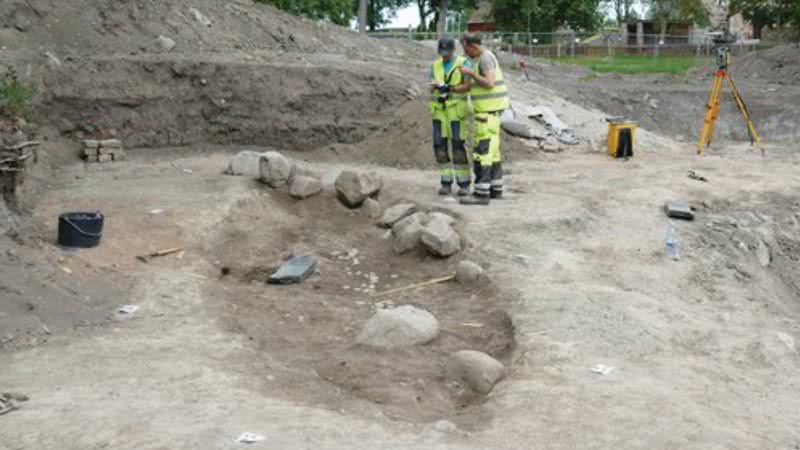 Arqueólogos nas escavações feitas na Suécia - Museu de história da Suécia