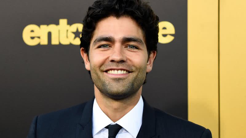 Fotografia do ator Adrian Grenier em evento - Getty Images