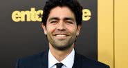 Fotografia do ator Adrian Grenier em evento - Getty Images