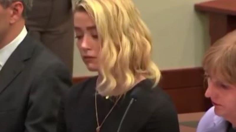 Amber Heard ouvindo veredito final - Divulgação / vídeo / El País