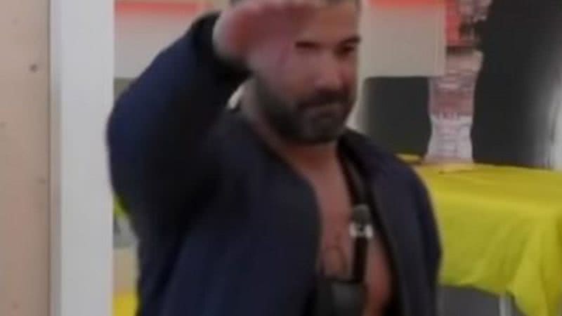 Participante Hélder Teixeira fazendo uma saudação nazista antes de ser expulso do programa - Divulgação/ TVI