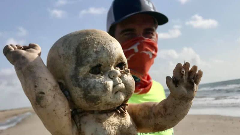 Boneca encontrada em praia - Divulgação/Facebook