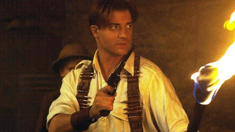 Brendan Fraser interpretando o personagem Rick O'Connell, protagonista de 'A Múmia' (1990) - Reprodução/Universal Pictures