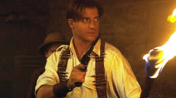 Brendan Fraser interpretando o personagem Rick O'Connell, protagonista de 'A Múmia' (1990) - Reprodução/Universal Pictures