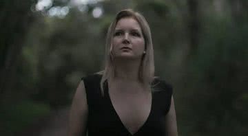 Elize caminhando em filmagem do documentário - Divulgação / Vídeo / Netflix