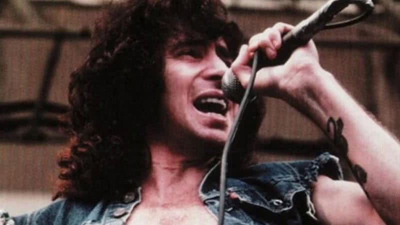 Fotografia de Bon Scott durante show - Divulgação