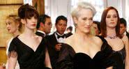 Cena do filme "O Diabo Veste Prada" com Anne Hathaway, Meryl Streep e Emily Blunt - Divulgação / 20th Century Studios