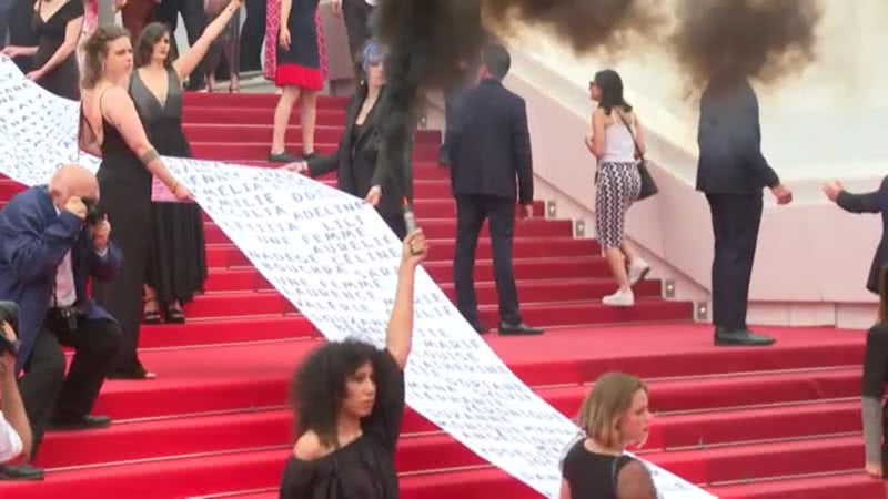 Feministas com cartaz em festival de cannes - Reprodução/Vídeo/Youtube/UOL