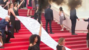 Feministas com cartaz em festival de cannes - Reprodução/Vídeo/Youtube/UOL