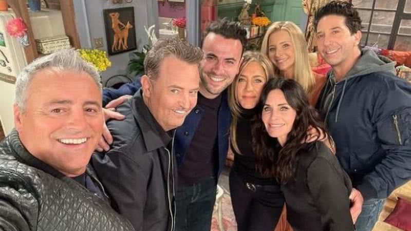 Elenco do seriado "Friends" e o diretor Ben Winston - Divulgação / Redes Sociais / @friends