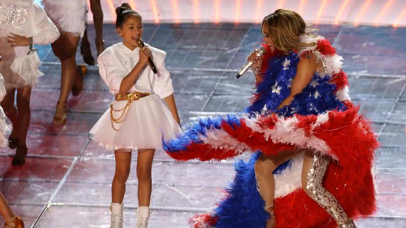 Jennifez Lopez e Emme Maribel Muñiz em apresentação no intervalo do Super Bowl em 2020 - Getty Images