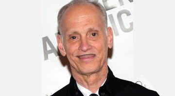 John Waters durante premiação - Wikimedia Commons