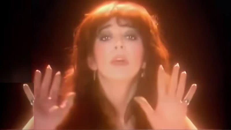 Kate Bush em clipe musical - Divulgação / Vídeo / YouTube