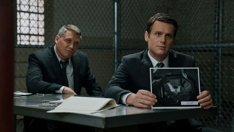 Holt McCallany, como Bill Tench, e Jonathan Groff, como Holden Ford, na série Mindhunter - Divulgação - Netflix