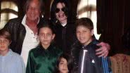 Michael Jackson ao lado dos filhos e admiradores - Getty Images