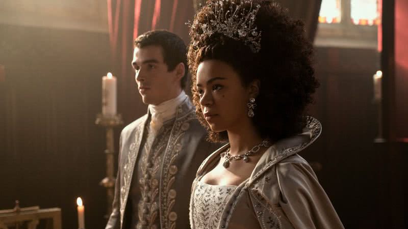 India Amarteifio e Corey Mylchreest como Rainha Charlotte e Rei George III - Divulgação / Netflix