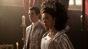 India Amarteifio e Corey Mylchreest como Rainha Charlotte e Rei George III - Divulgação / Netflix