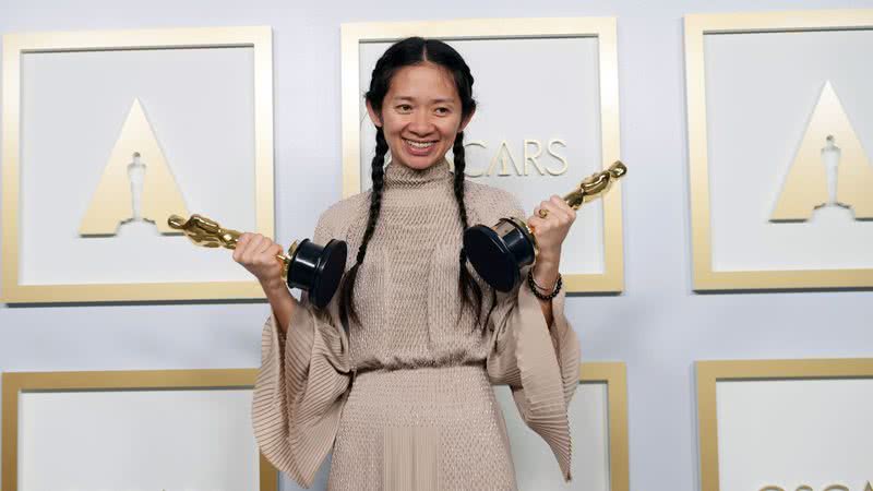 Chlóe Zhao com suas duas estatuetas do Oscar - Getty Images