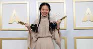 Chlóe Zhao com suas duas estatuetas do Oscar - Getty Images