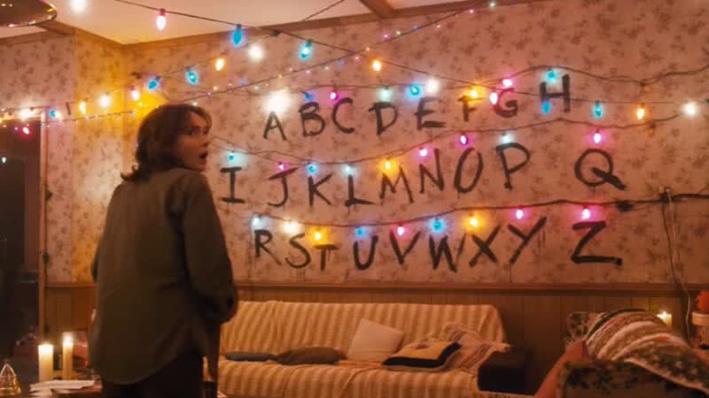 Cena de 'Stranger Things' em que é possível ver casa da família Byers, que está a venda nos EUA - Reprodução/Netflix